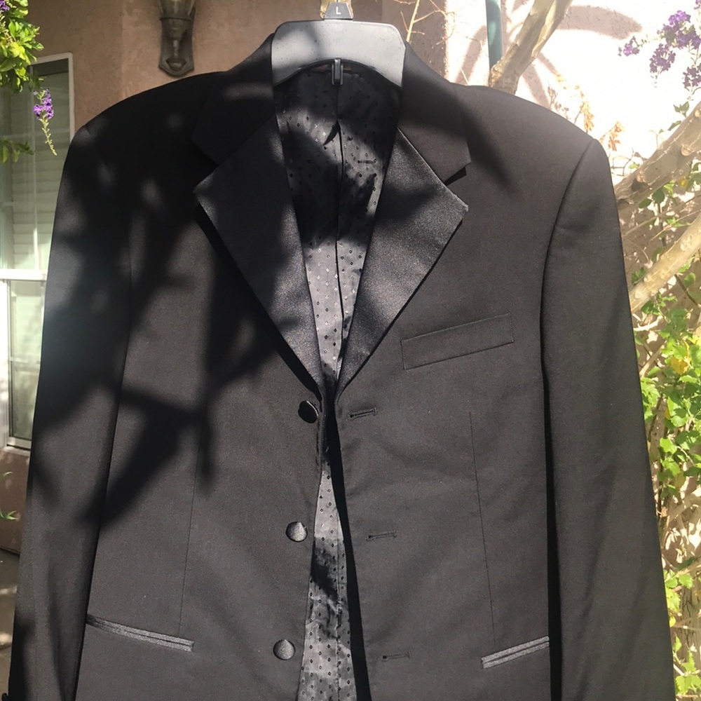 Black tuxero